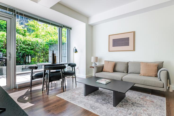 Elegante sala de estar con mobiliario moderno en un apartamento en Van Ness en Boston, Boston