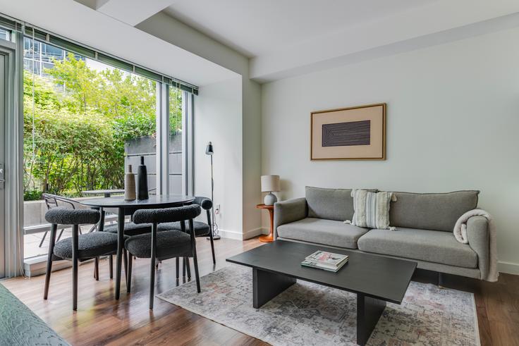 Elegant gestaltetes Wohnzimmer mit moderner Einrichtung in einer Wohnung im Van Ness in Boston, Boston Elegant gestaltetes Wohnzimmer mit moderner Einrichtung in einer Wohnung im Van Ness in Boston, Boston