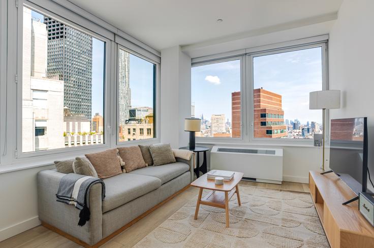 Manhattan, New York에 위치한 180 Water Street 유닛의 세련된 인테리어가 돋보이는 거실 Manhattan, New York에 위치한 180 Water Street 유닛의 세련된 인테리어가 돋보이는 거실