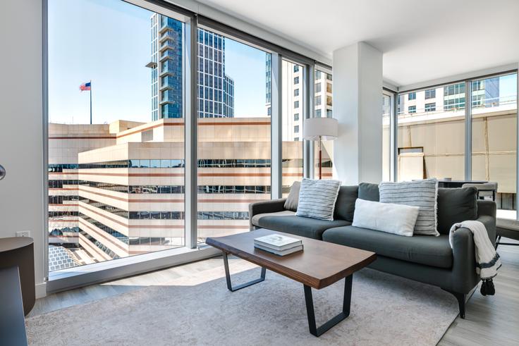 Boston, Boston에 위치한 Hub50House 유닛의 세련된 인테리어가 돋보이는 거실 Boston, Boston에 위치한 Hub50House 유닛의 세련된 인테리어가 돋보이는 거실