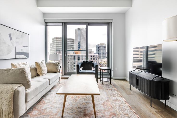 Salle de séjour élégante avec mobilier moderne dans un appartement à 100 Van Ness à San Francisco, San Francisco