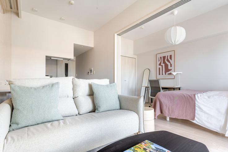 Salle de séjour élégante avec mobilier moderne dans un appartement à Dimus Fukushima à Osaka, Osaka Salle de séjour élégante avec mobilier moderne dans un appartement à Dimus Fukushima à Osaka, Osaka