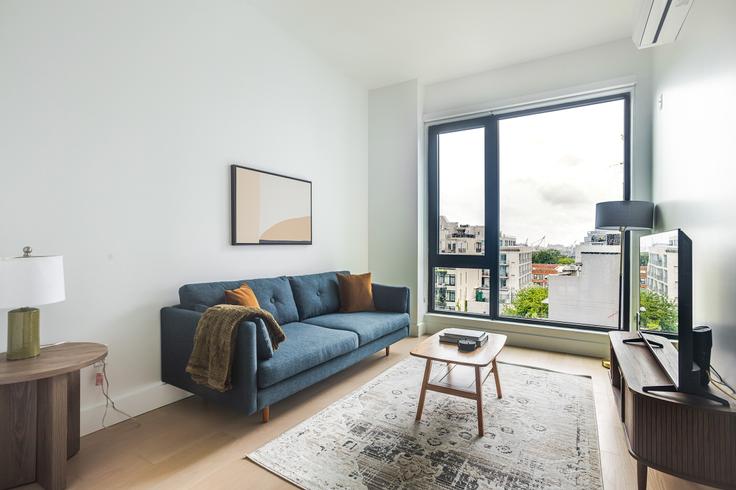 Salle de séjour élégante avec mobilier moderne dans un appartement à The Lightwell Dumbo à Brooklyn, New York