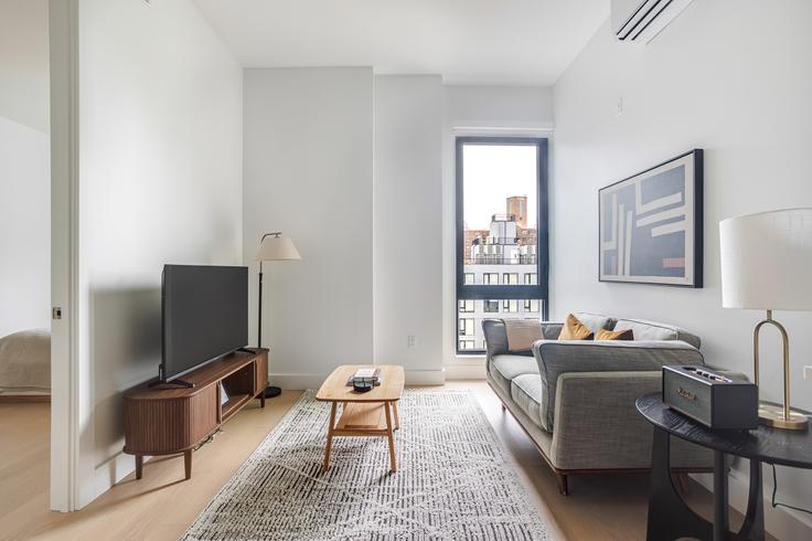 Elegant gestaltetes Wohnzimmer mit moderner Einrichtung in einer Wohnung im The Lightwell Dumbo in Brooklyn, New York Elegant gestaltetes Wohnzimmer mit moderner Einrichtung in einer Wohnung im The Lightwell Dumbo in Brooklyn, New York