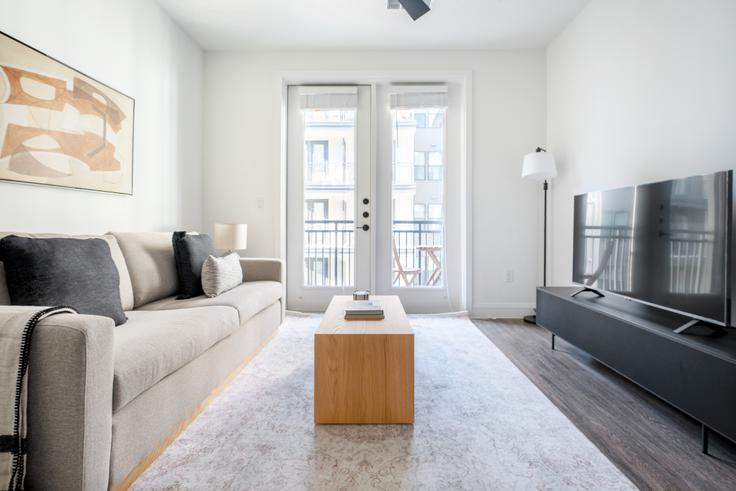 Salle de séjour élégante avec mobilier moderne dans un appartement à Troubadour à Central, Austin