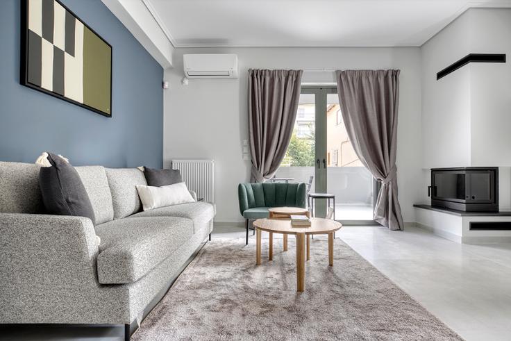 Salle de séjour élégante avec mobilier moderne dans un appartement à Valtetsiou à Chalandri, Athens