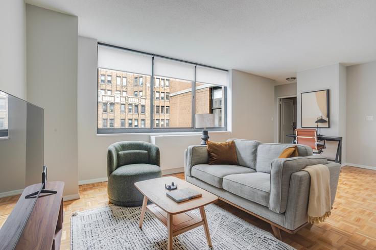 Manhattan, New York에 위치한 Windsor Court 유닛의 세련된 인테리어가 돋보이는 거실 Manhattan, New York에 위치한 Windsor Court 유닛의 세련된 인테리어가 돋보이는 거실