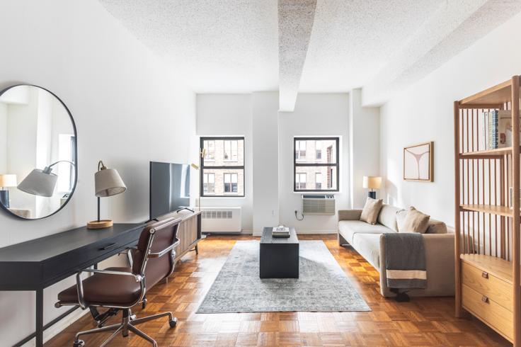 Manhattan, New York에 위치한 Sloane Chelsea 유닛의 세련된 인테리어가 돋보이는 거실 Manhattan, New York에 위치한 Sloane Chelsea 유닛의 세련된 인테리어가 돋보이는 거실