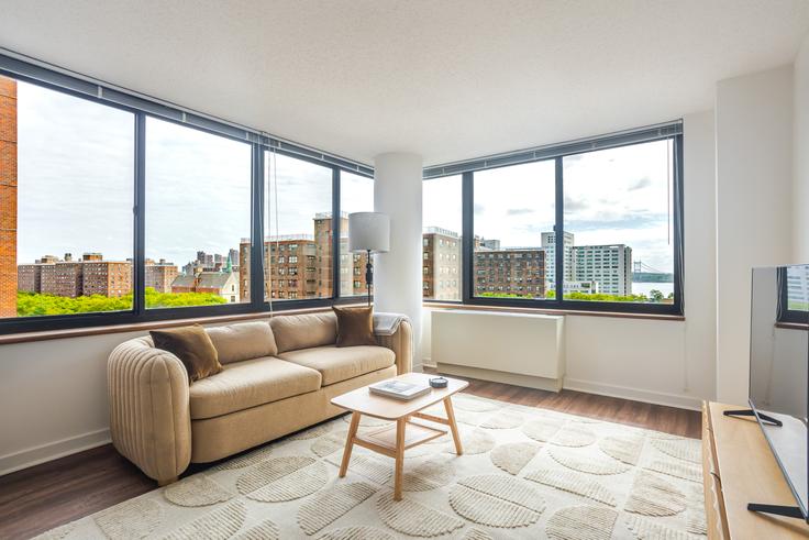 Elegante sala de estar con mobiliario moderno en un apartamento en The monterey en Manhattan, New York