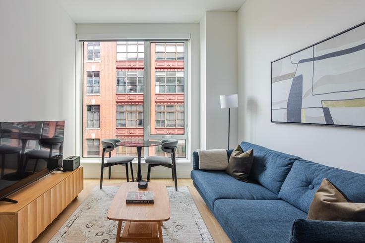 Elegant gestaltetes Wohnzimmer mit moderner Einrichtung in einer Wohnung im The Ellery in Manhattan, New York Elegant gestaltetes Wohnzimmer mit moderner Einrichtung in einer Wohnung im The Ellery in Manhattan, New York