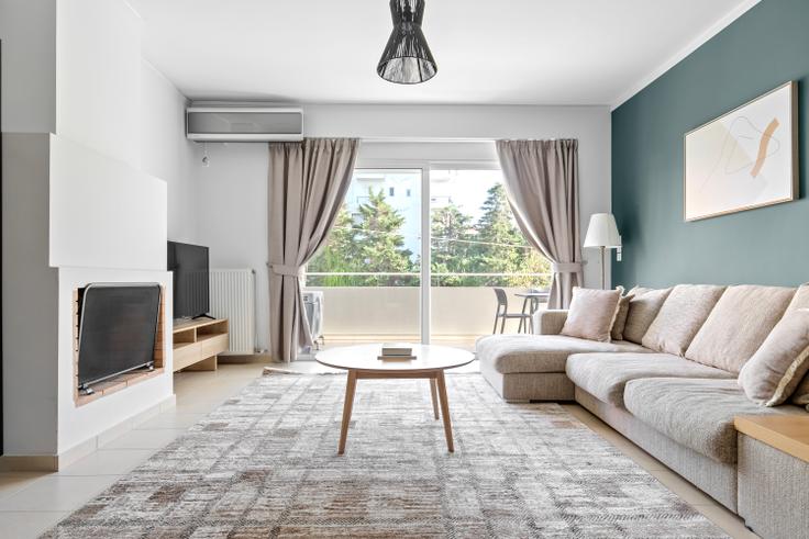 Salle de séjour élégante avec mobilier moderne dans un appartement à Dim. Karaoli à North Athens, Athens Salle de séjour élégante avec mobilier moderne dans un appartement à Dim. Karaoli à North Athens, Athens