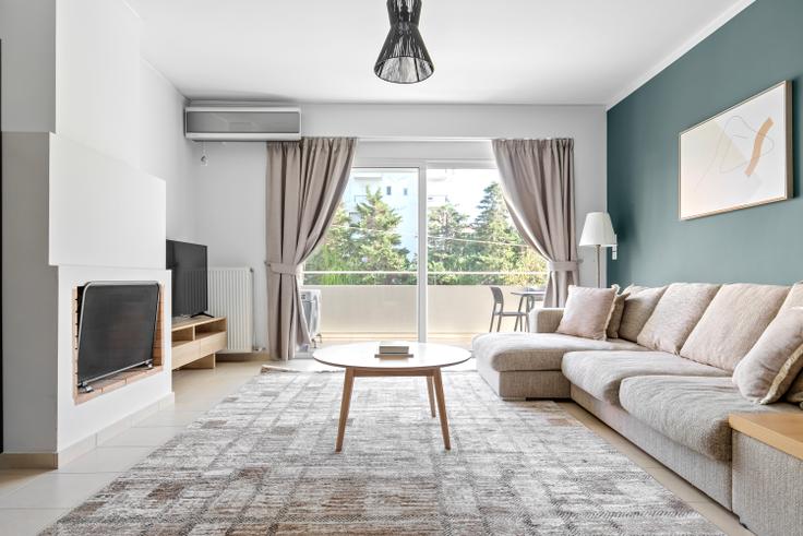 Salle de séjour élégante avec mobilier moderne dans un appartement à Dim. Karaoli à Agia Paraskevi, Athens