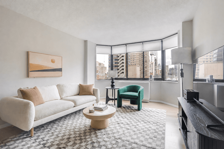 Manhattan, New York에 위치한 Windsor Court 유닛의 세련된 인테리어가 돋보이는 거실