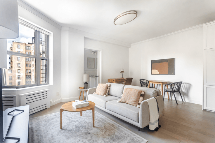 Elegante sala de estar con mobiliario moderno en un apartamento en 915 West End Avenue en Manhattan, New York Elegante sala de estar con mobiliario moderno en un apartamento en 915 West End Avenue en Manhattan, New York