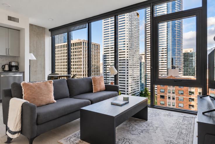 Elegant gestaltetes Wohnzimmer mit moderner Einrichtung in einer Wohnung im Ovation in Seattle, Seattle