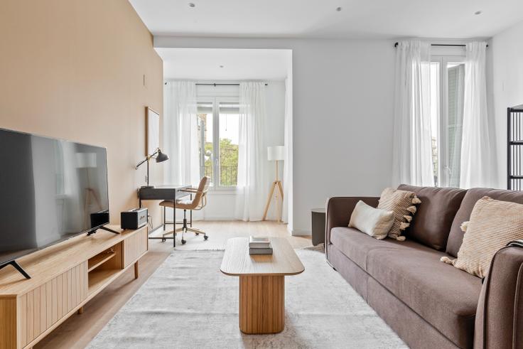 Elegante sala de estar con mobiliario moderno en un apartamento en Gran Via de Les Corts Catalanes 606 en La Dreta de l'Eixample, Barcelona