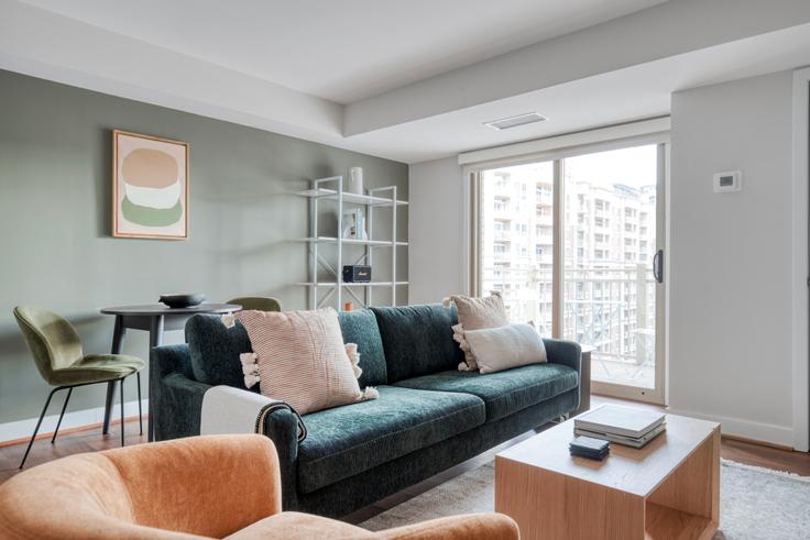 Salle de séjour élégante avec mobilier moderne dans un appartement à Randolph Towers à Ballston, Washington D.C.