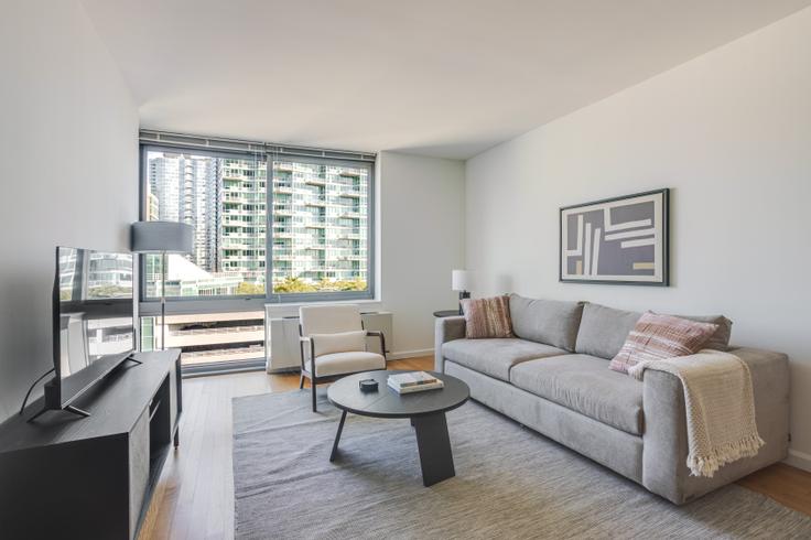 Avalon riverview adresindeki bir dairede modern mobilyalarla zarif bir şekilde tasarlanmış oturma odası Queens, New York Avalon riverview adresindeki bir dairede modern mobilyalarla zarif bir şekilde tasarlanmış oturma odası Queens, New York