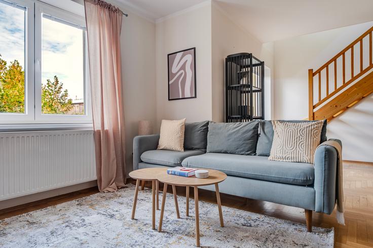 Prague Prague 2のVinohradská 1417/133のアパートメントにある、モダンな家具を備えたエレガントなデザインのリビングルーム