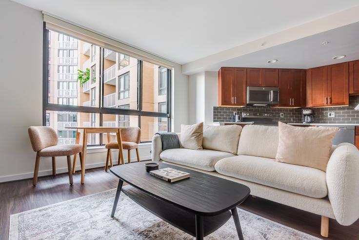 Salle de séjour élégante avec mobilier moderne dans un appartement à Virginia Square Towers à Arlington, Arlington Salle de séjour élégante avec mobilier moderne dans un appartement à Virginia Square Towers à Arlington, Arlington