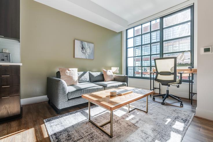 Elegant gestaltetes Wohnzimmer mit moderner Einrichtung in einer Wohnung im Incanto in Washington, Washington Elegant gestaltetes Wohnzimmer mit moderner Einrichtung in einer Wohnung im Incanto in Washington, Washington