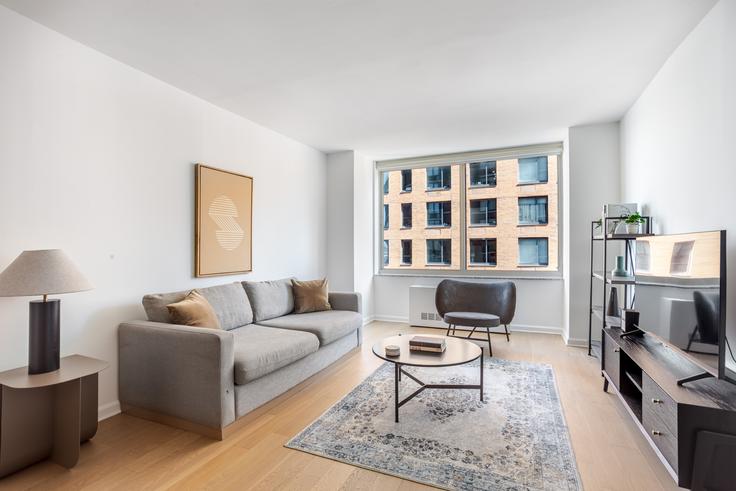 Elegant gestaltetes Wohnzimmer mit moderner Einrichtung in einer Wohnung im Tribeca Park in Manhattan, New York Elegant gestaltetes Wohnzimmer mit moderner Einrichtung in einer Wohnung im Tribeca Park in Manhattan, New York