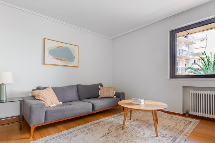 Salle de séjour élégante avec mobilier moderne dans un appartement à Terpsichoris 20 à South Athens, Athens Salle de séjour élégante avec mobilier moderne dans un appartement à Terpsichoris 20 à South Athens, Athens