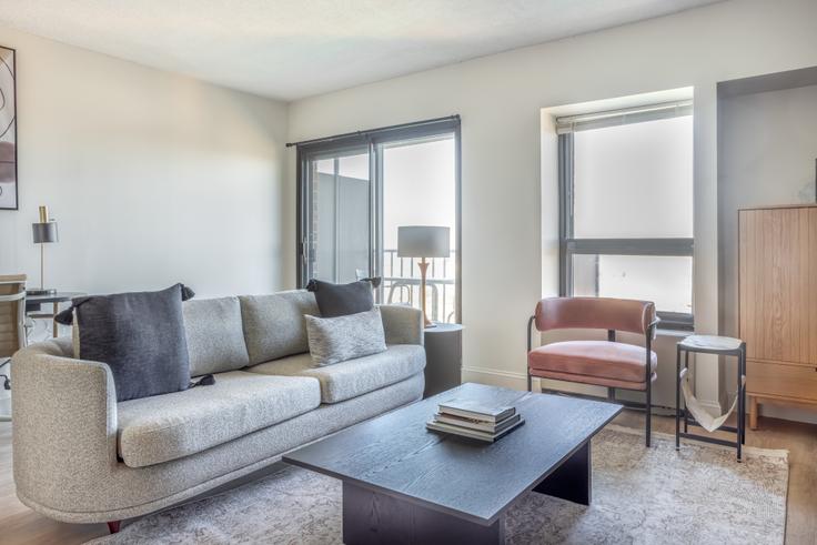 Salle de séjour élégante avec mobilier moderne dans un appartement à Babcock Tower à Allston, Boston