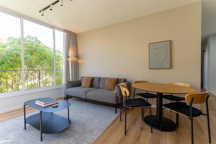 Elegante sala de estar con mobiliario moderno en un apartamento en Shenkin 9 Tel Aviv en Tel Aviv, Tel Aviv Elegante sala de estar con mobiliario moderno en un apartamento en Shenkin 9 Tel Aviv en Tel Aviv, Tel Aviv