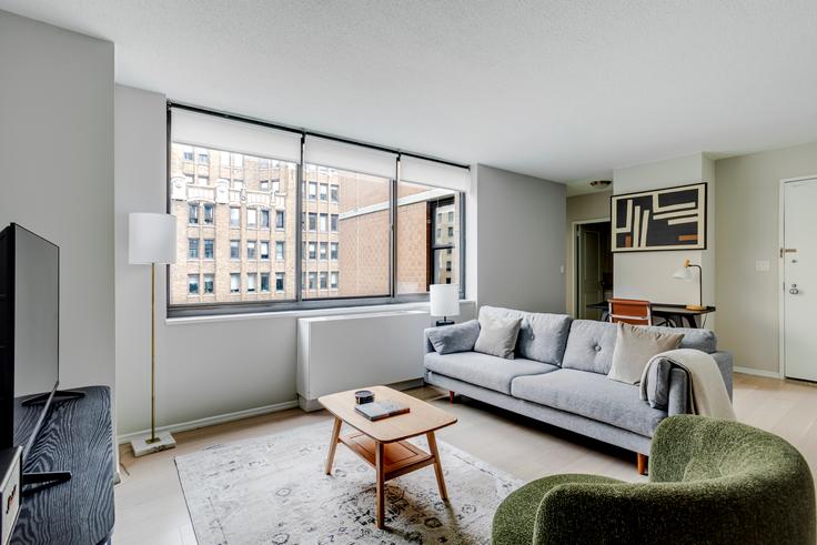 Manhattan, New York에 위치한 Windsor Court 유닛의 세련된 인테리어가 돋보이는 거실 Manhattan, New York에 위치한 Windsor Court 유닛의 세련된 인테리어가 돋보이는 거실