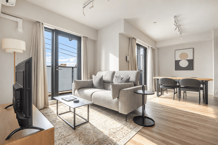Sala de estar elegantemente projetada com móveis modernos em um apartamento no La Perla Meguro-HigashiyamaⅡ em Meguro City, Tokyo