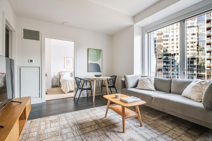 Elegante sala de estar con mobiliario moderno en un apartamento en Pier 4 en Boston, Boston Elegante sala de estar con mobiliario moderno en un apartamento en Pier 4 en Boston, Boston