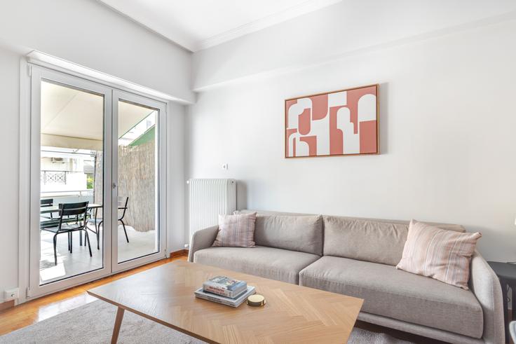 Elegante sala de estar con mobiliario moderno en un apartamento en Proklou 16 en Central Athens, Athens