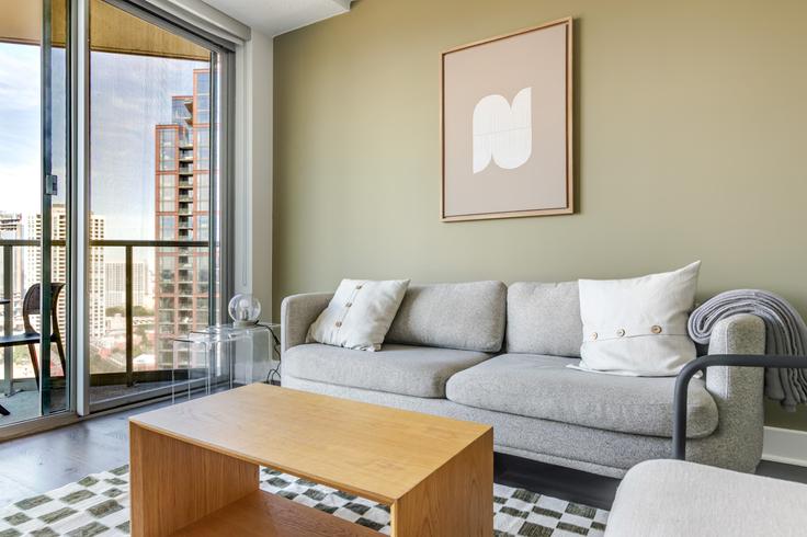 Elegantly designed living room with modern furnishings in an apartment at Left Bank in Chicago, Chicago Elegantly designed living room with modern furnishings in an apartment at Left Bank in Chicago, Chicago