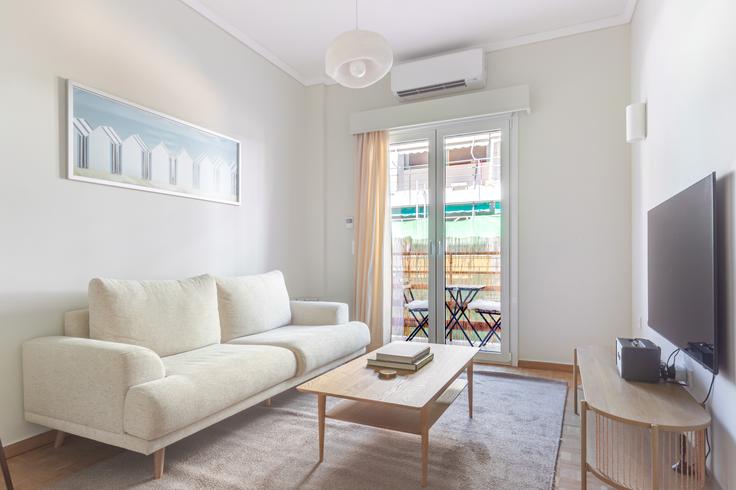 Elegante sala de estar con mobiliario moderno en un apartamento en Arxelaou 16 Athens en Central Athens, Athens