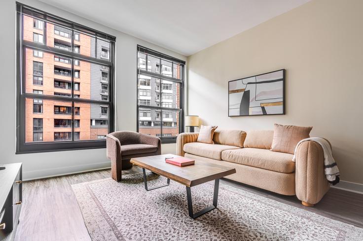 Elegant gestaltetes Wohnzimmer mit moderner Einrichtung in einer Wohnung im Cortland Mount Vernon in Washington, Washington Elegant gestaltetes Wohnzimmer mit moderner Einrichtung in einer Wohnung im Cortland Mount Vernon in Washington, Washington
