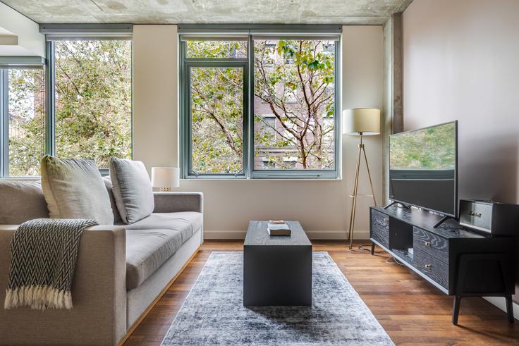 Elegante sala de estar con mobiliario moderno en un apartamento en The Wave en Seattle, Seattle Elegante sala de estar con mobiliario moderno en un apartamento en The Wave en Seattle, Seattle