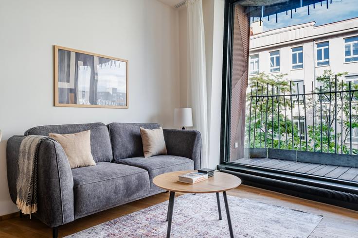 Elegant gestaltetes Wohnzimmer mit moderner Einrichtung in einer Wohnung im Komunardů 1626/35 in Prague 7, Prague Elegant gestaltetes Wohnzimmer mit moderner Einrichtung in einer Wohnung im Komunardů 1626/35 in Prague 7, Prague