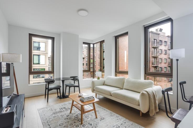 Brooklyn, New York에 위치한 Three Williamsburg Wharf 유닛의 세련된 인테리어가 돋보이는 거실