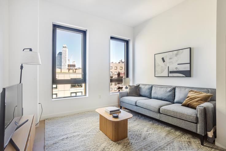 Brooklyn, New York에 위치한 Three Williamsburg Wharf 유닛의 세련된 인테리어가 돋보이는 거실
