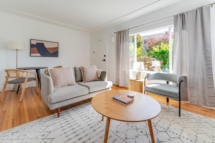 Salle de séjour élégante avec mobilier moderne dans un appartement à 1515 Derby à Berkeley, Berkeley