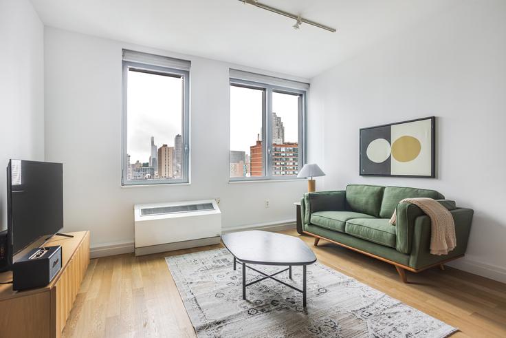 Sala de estar elegantemente projetada com móveis modernos em um apartamento no Forte Select At Mercedes House em Manhattan, New York