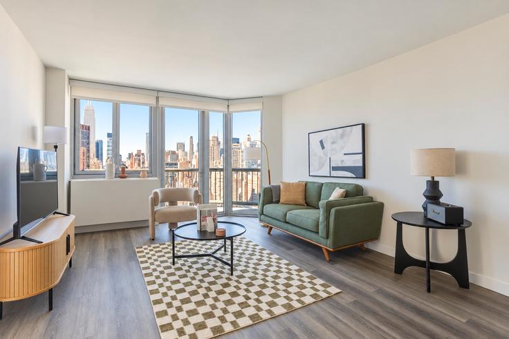 Elegante sala de estar con mobiliario moderno en un apartamento en View 34 en Manhattan, New York