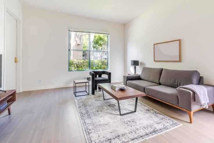 Elegante sala de estar con mobiliario moderno en un apartamento en South Beach Marina Apartments en San Francisco, San Francisco Elegante sala de estar con mobiliario moderno en un apartamento en South Beach Marina Apartments en San Francisco, San Francisco