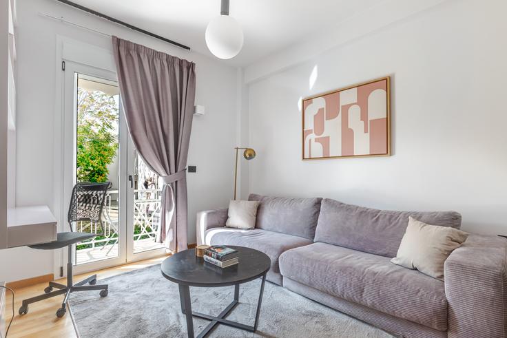 Elegante sala de estar con mobiliario moderno en un apartamento en Aratou 47 Athens en Central Athens, Athens