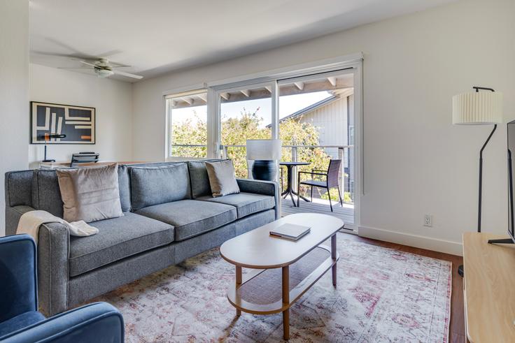Elegant gestaltetes Wohnzimmer mit moderner Einrichtung in einer Wohnung im Lagoons in Foster City, Foster City Elegant gestaltetes Wohnzimmer mit moderner Einrichtung in einer Wohnung im Lagoons in Foster City, Foster City