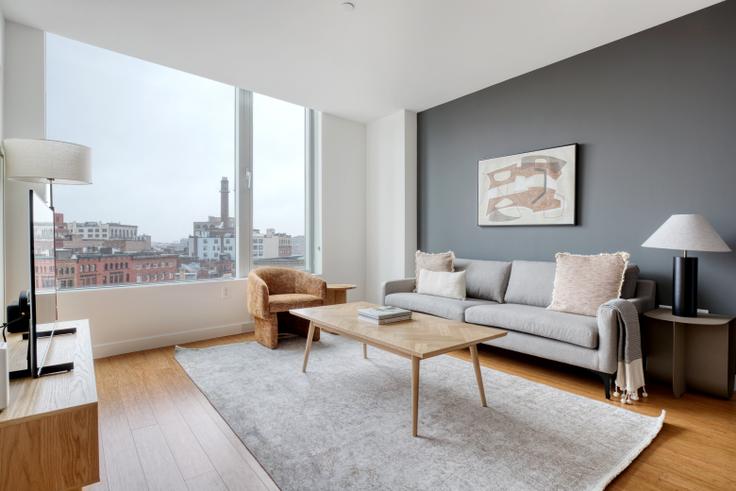 Sala de estar elegantemente projetada com móveis modernos em um apartamento no Radian em Downtown/Financial District, Boston