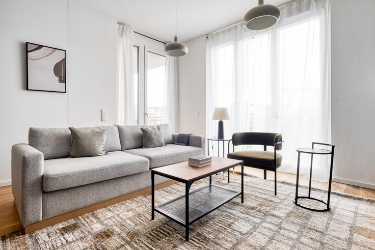 Sala de estar elegantemente projetada com móveis modernos em um apartamento no Heisenberg em Berlin, Berlin Sala de estar elegantemente projetada com móveis modernos em um apartamento no Heisenberg em Berlin, Berlin