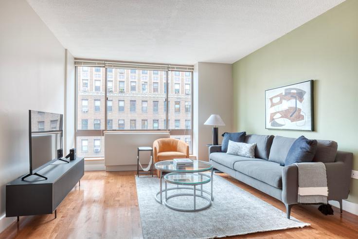 The Sagamore adresindeki bir dairede modern mobilyalarla zarif bir şekilde tasarlanmış oturma odası Manhattan, New York The Sagamore adresindeki bir dairede modern mobilyalarla zarif bir şekilde tasarlanmış oturma odası Manhattan, New York