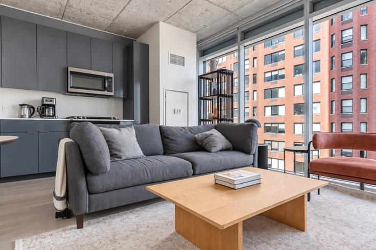 Elegante sala de estar con mobiliario moderno en un apartamento en 3Eleven en Chicago, Chicago